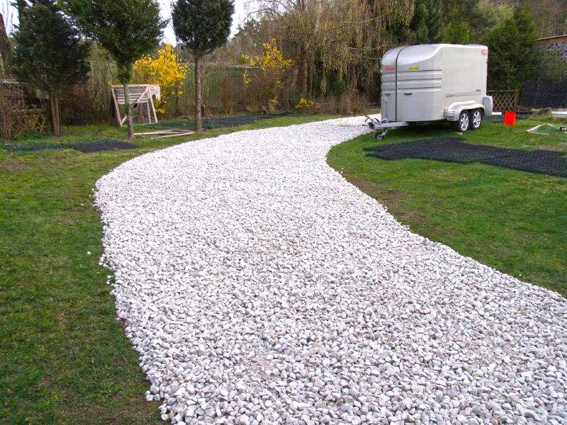 Befestigung eines Gartenweg ohne Unterbau mit Bodengitter BG50