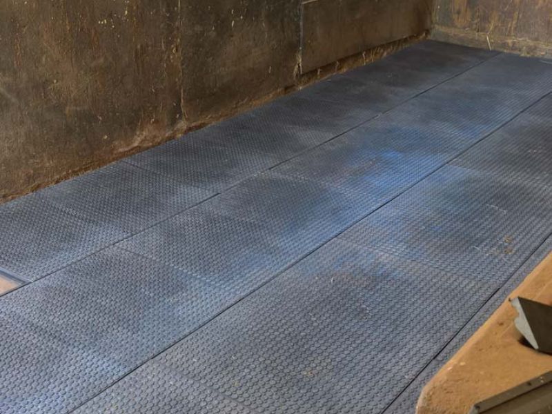 Verlegung von Bodenmatten als Stallboden für einen Pferdestall