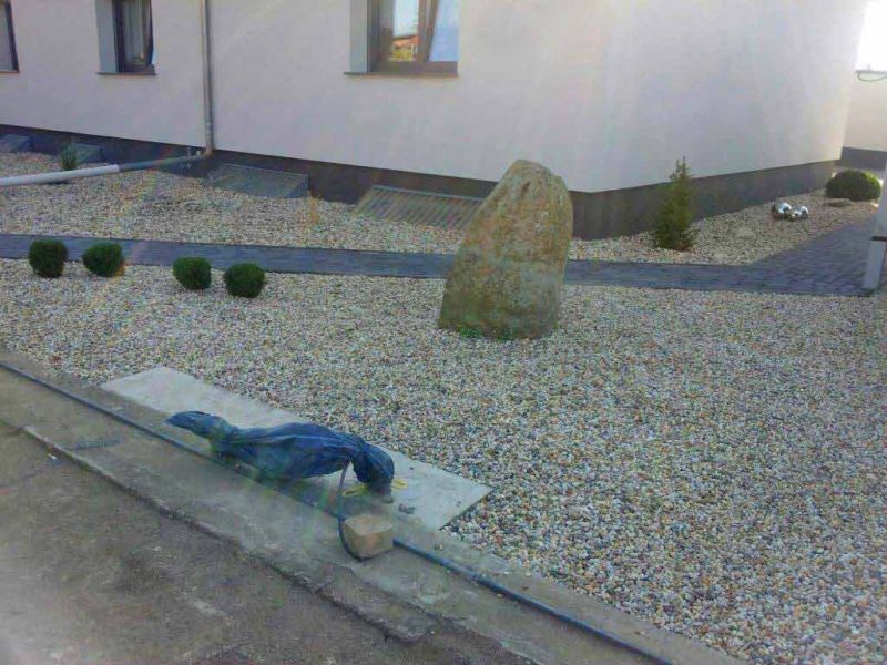 Moderne Umgestaltung: Steingarten & Carporteinfahrt mit stabilisiertem Kies