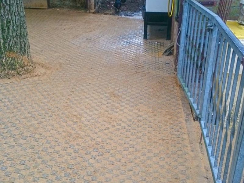 Offenstall und Boden befestigen mit Paddockplatte PP60