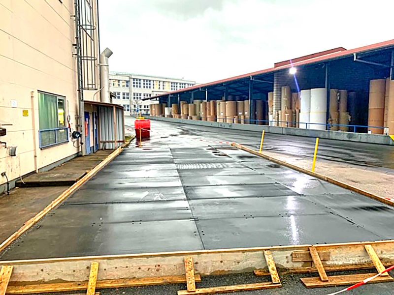 Schutz einer frisch asphaltierten Fläche durch Lastverteilungsplatten von Securatek