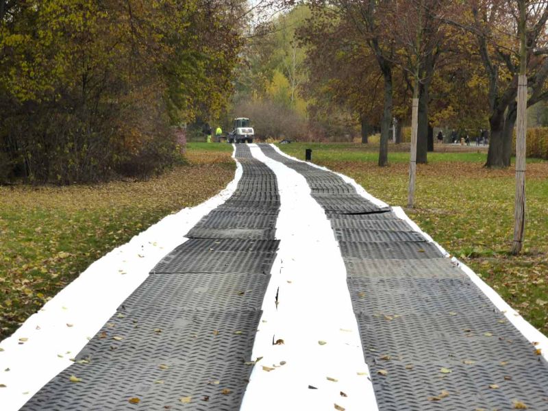 Fahrplatten als mobile Baustraße im Rohrleitungsbau in Giessen