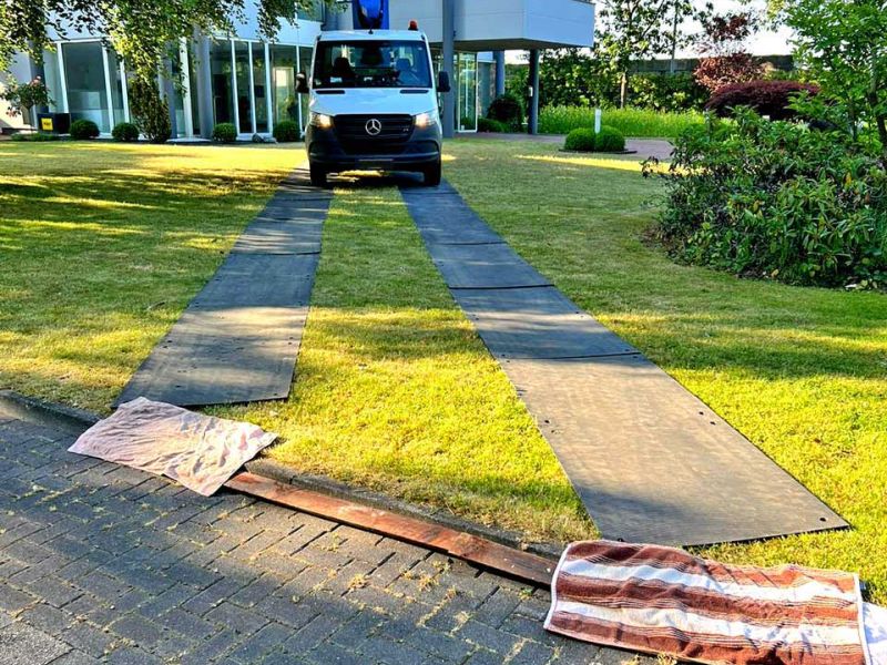 Wie man es schafft keine Fahrspuren auf dem Rasen zu hinterlassen