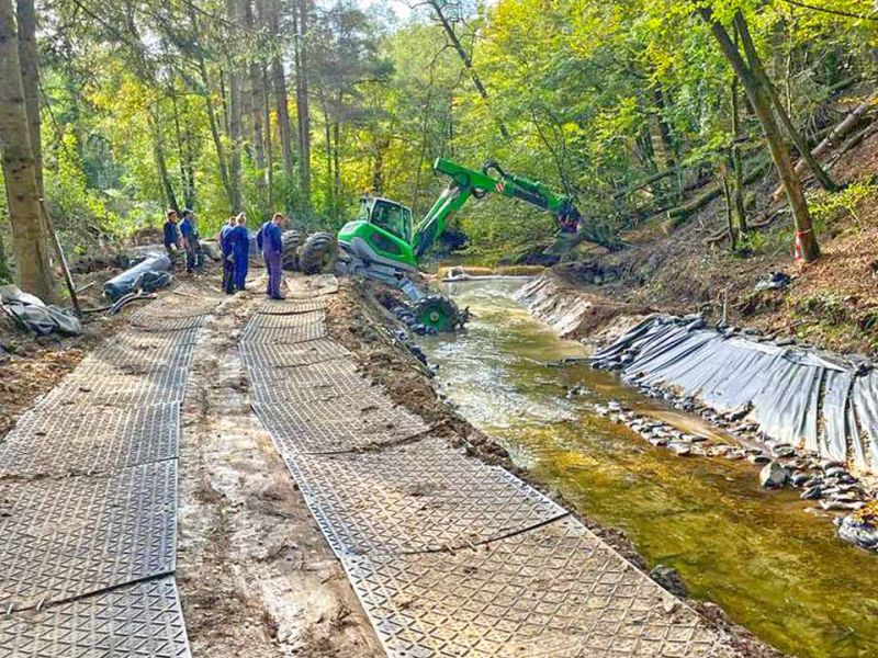 Fahrplatten zum Schutz des Waldboden während Baumfällungen am Bachlauf