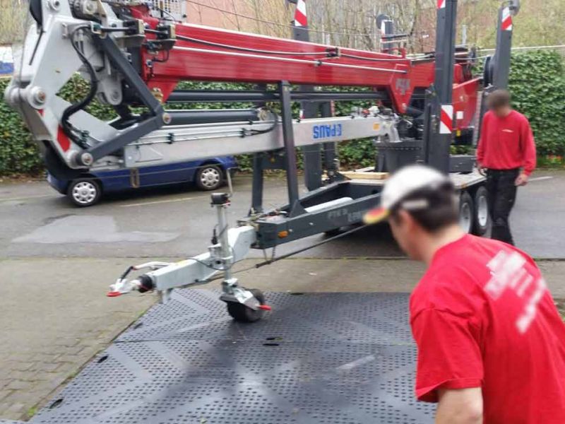 Kunststoff Fahrplatten als Bodenschutz für den Anhängerkran einer Zimmerei