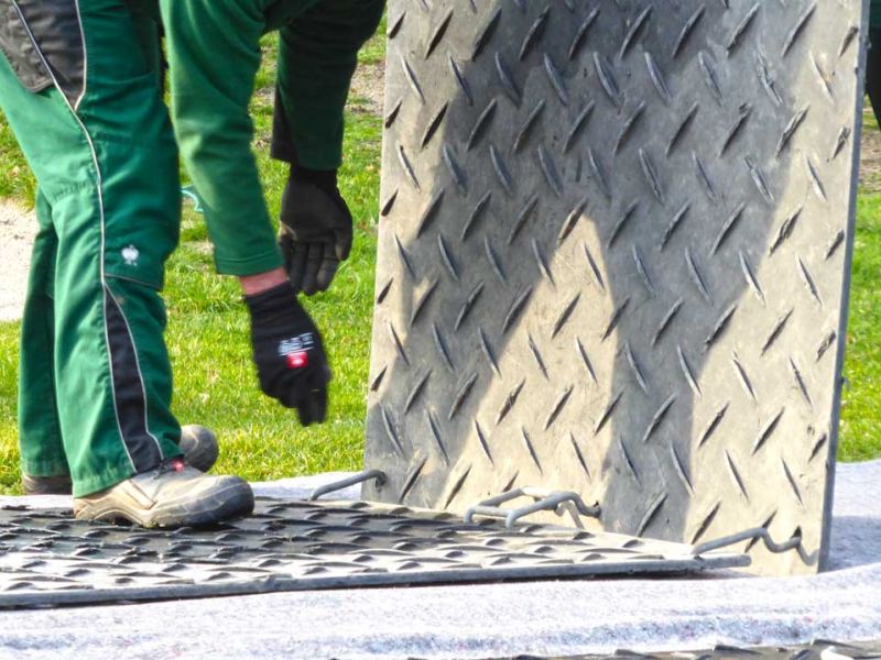 Baustraße zur Teichentschlammung im Golfplatzbau bzw. Golfplatzpflege