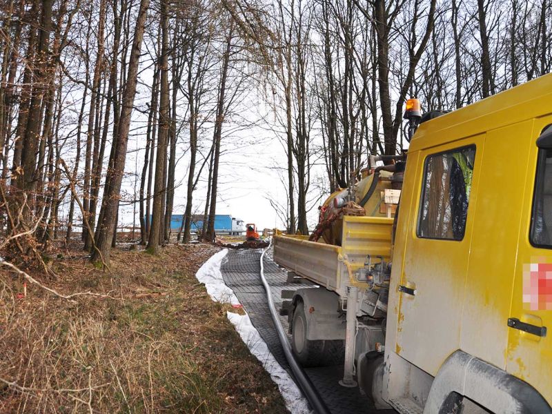 Mobile Baustraße Telekom-Baustelle Esselbach im Steigerwald mit der s:tek 48 Bodenschutzplatte