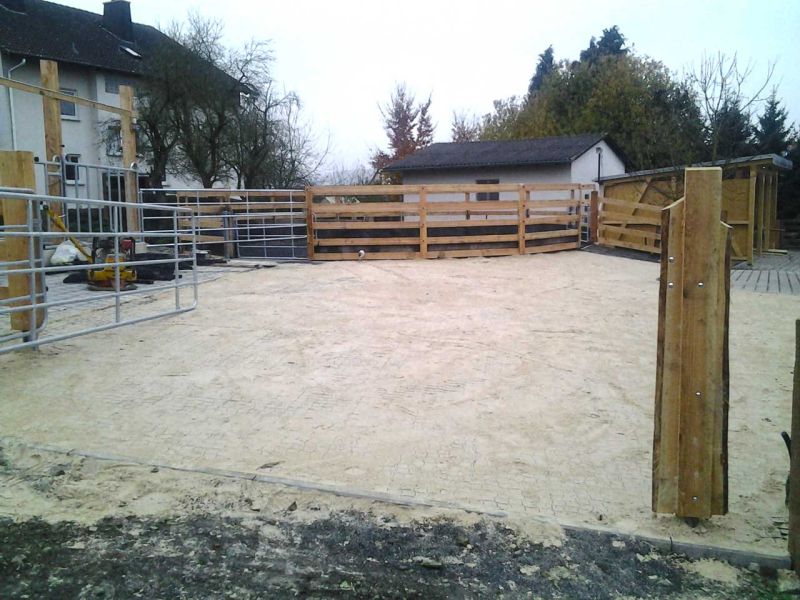 Bodengitter BG50 zur trittfesten Bodenbefestigung eines Roundpen / Führanlage