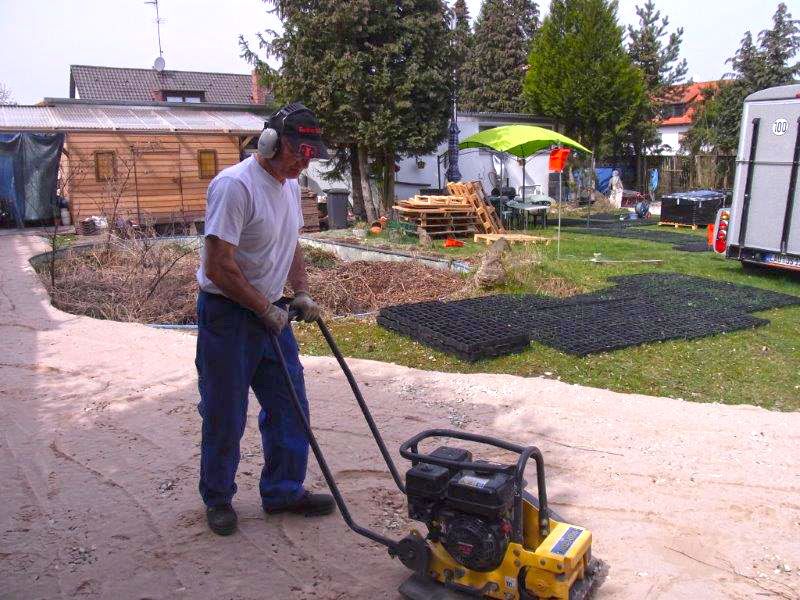 Befestigung eines Gartenweg ohne Unterbau mit Bodengitter BG50