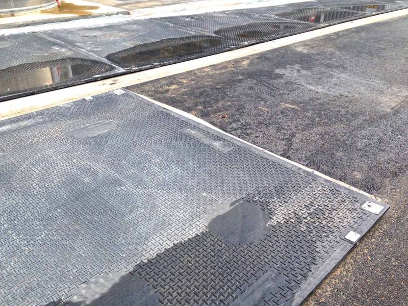 Mobile Fahrstraße zum Schutz einer neuen asphaltierten Fahrfläche