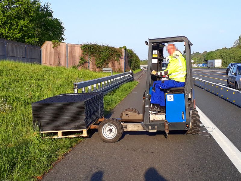 Unsere s:tek 48 · Hochleistungs-Bodenschutzplatte beim Pilotprojekt „Fotovoltaik-Lärmschutzwand“
