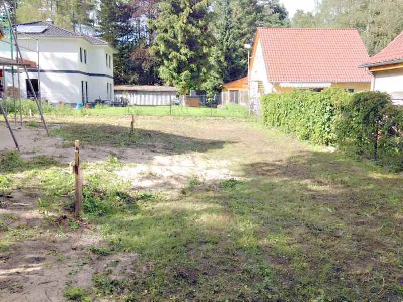 Eine befahrbare Rasenfläche für eine begrünte Einfahrt anlegen? Fahrspuren im Rasen vermeiden? Ganz einfach, mit dem Rasengitter RG24 von Securatek