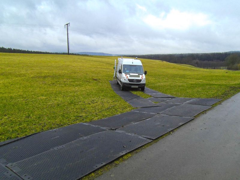 s:tek 48 Hochleistungs-Bodenschutzplatte als Mobile Baustraße beim Rohrleitungsbau bei Creußen in Bayern