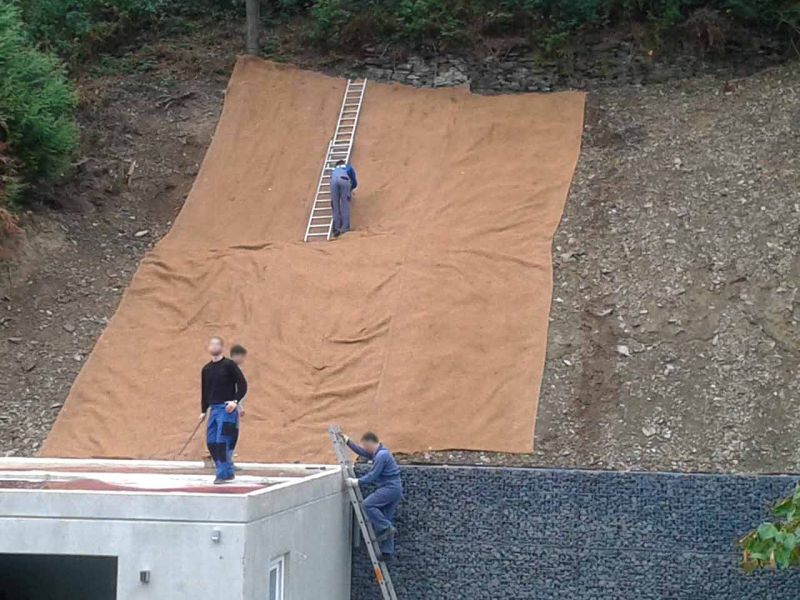 Verlegung der Böschungsmatte BMK350 als Erosionsschutz zur Hangsicherung