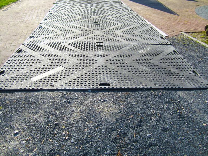 Fahrplatten als Pflasterschutz für eine temporäre LKW-Zufahrt
