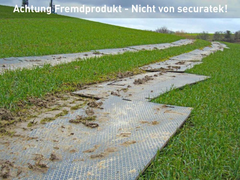 Fahrstrasse für geologische Bohrungen im Gelände mit Bodenschutzplatten