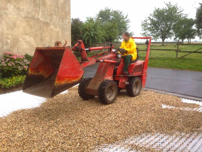 Kiesstabilisierung eines Hof und Einfahrt mit dem Kiesgitter KG30