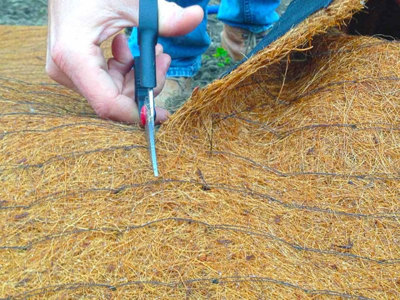 Verlegung der Mulchmatte Kokos MMK600 aus Kokos zur Hangbefestigung