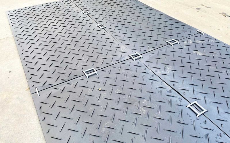 Wie verbindet man Fahrplatten oder Bodenschutzplatten von securatek schnell einfach und werkzeuglos zu einer vollflächigen Plattform bzw.- Fläche?