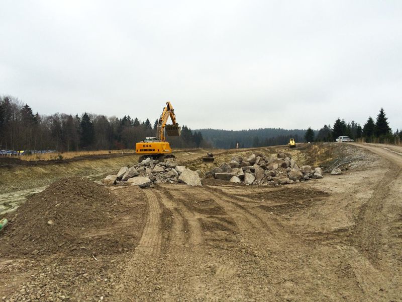 Mobile Baustrasse als Zufahrtslösung für LKW und Bagger im Straßenbau und Verkehrswegebau