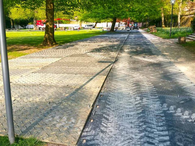 Fahrplatten zum Schutz des Rasen im Schlosspark Heidelberg für ein Event