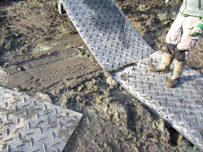 Fahrplatten als Hilfe zur Teichentschlammung