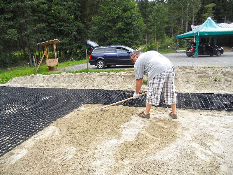 Verlegung des Bodengitter BG50 für die Herstellung eines neuen Reitplatz