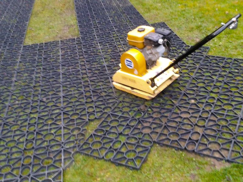 Die Rasengitter RG24 werden mit einer Rüttelplatte in den Boden gedrückt.