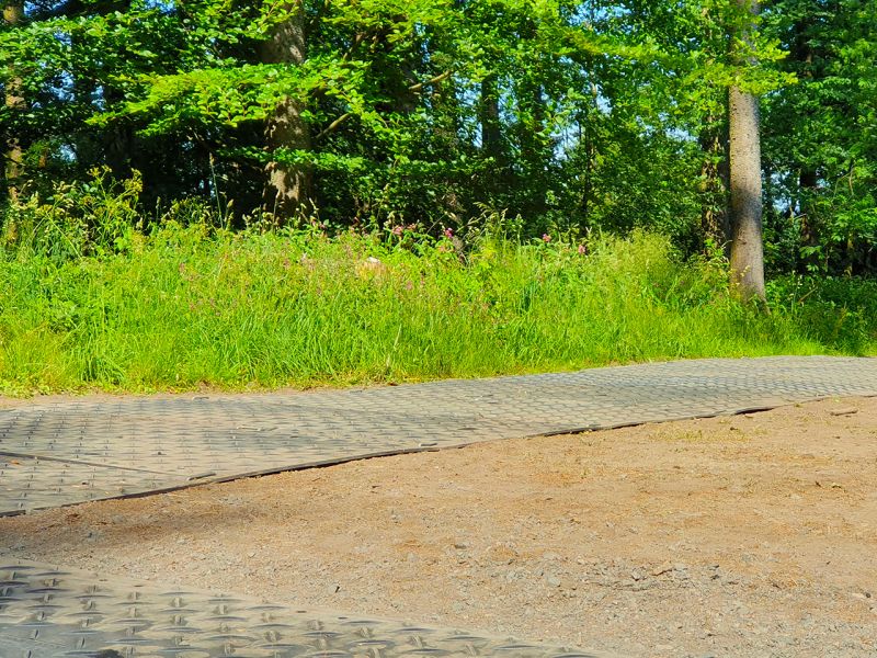 Securatek zeigt wie es geht - s:tek 48 · Hochleistungs-Bodenschutzplatte als Gehweg für eine Veranstaltung in einem Waldgebiet