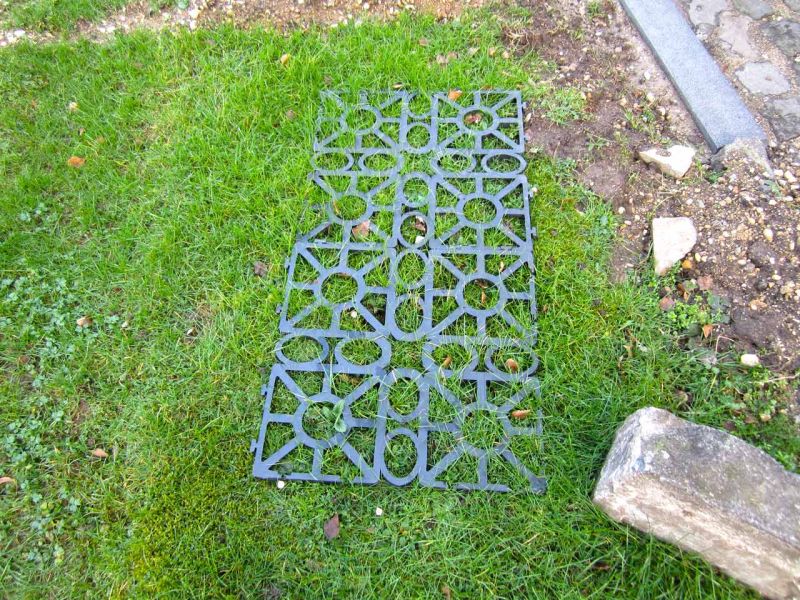 Rasengitter RG24 als nicht sichtbare Rasenverstärkung einer Nutzfläche