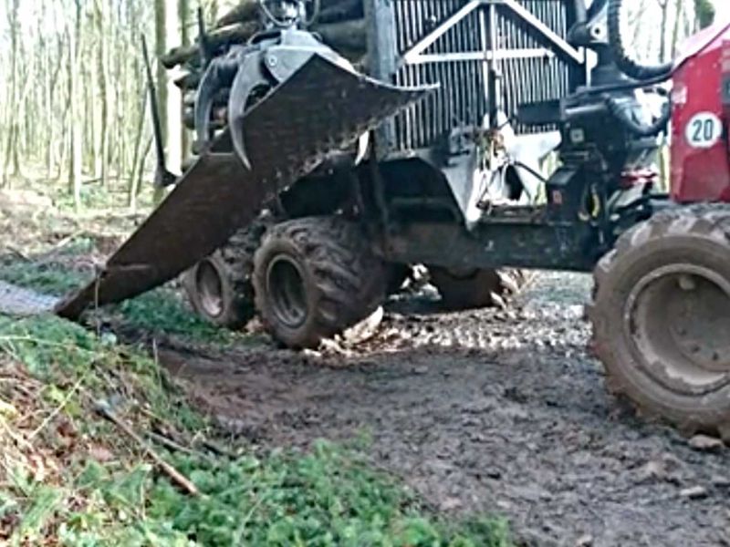 s:tek Hochleistungs - Bodenschutzplatten zur bodenschonenden Holzernte in der Waldarbeit und Forstwirtschaft bzw. Waldtechnik und Fortsttechnik
