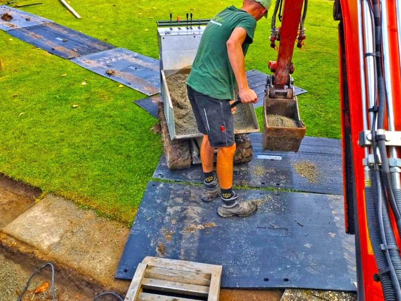 Das typische Galabau Duell, Bagger gegen Rasen, wer gewinnt? Fahrplatten von Securatek!