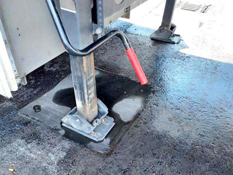 Lastverteilplatten statt Asphalt als dauerhaft druckstabiler Untergrund für die Stützen von Wechselbrücken