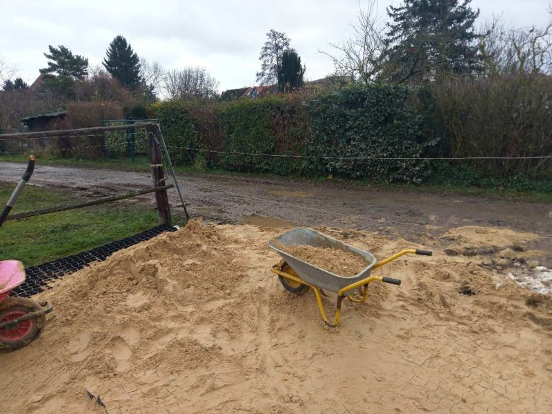 Matsch & Schlamm Ade. Das Paddock versinkt im Matsch, Pferde stehen im Schlamm. Das muss nicht sein, Bodengitter und Trennvlies von Securatek lösen das Problem!
