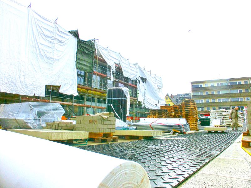 Bodenschutzplatten zum Schutz des Pflasters - Neubau in Bad Vilbel