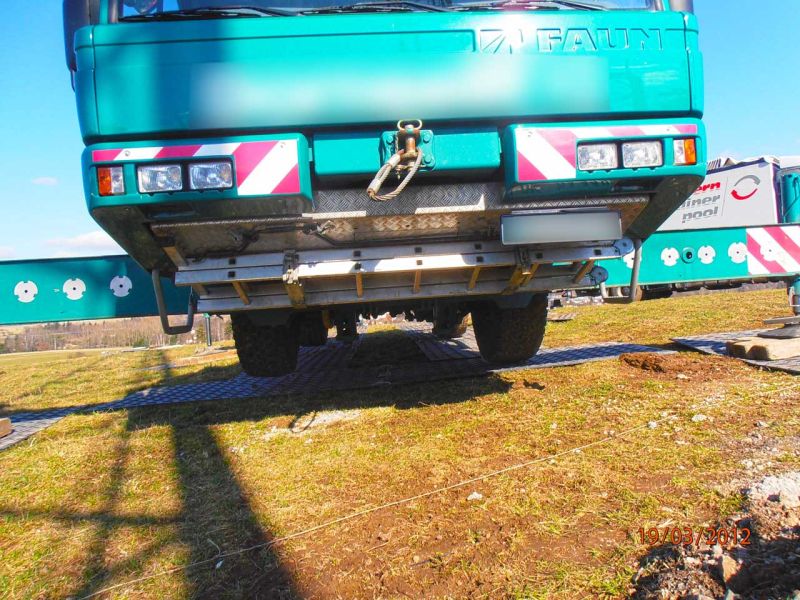 Kranarbeiten mit Teleskopkran und Bodenschutzplatten für sicheren Stand auf Baustelle