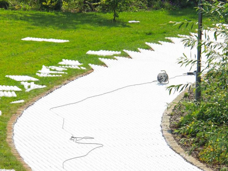 Verlegen und verfüllen des Kiesgitter KG30 für einen Gartenweg aus Kies