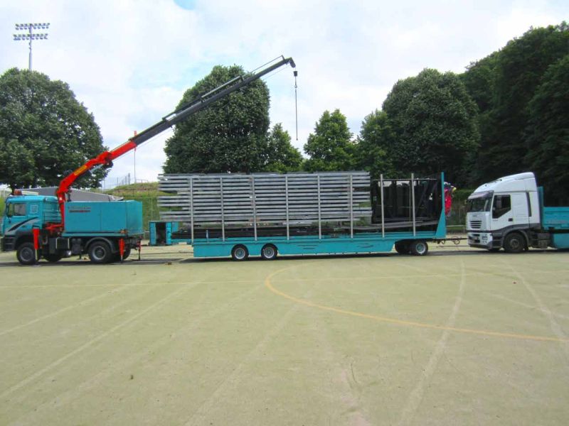 Fahrplatten zum Schutz eines Kunstrasen-Fussballplatz