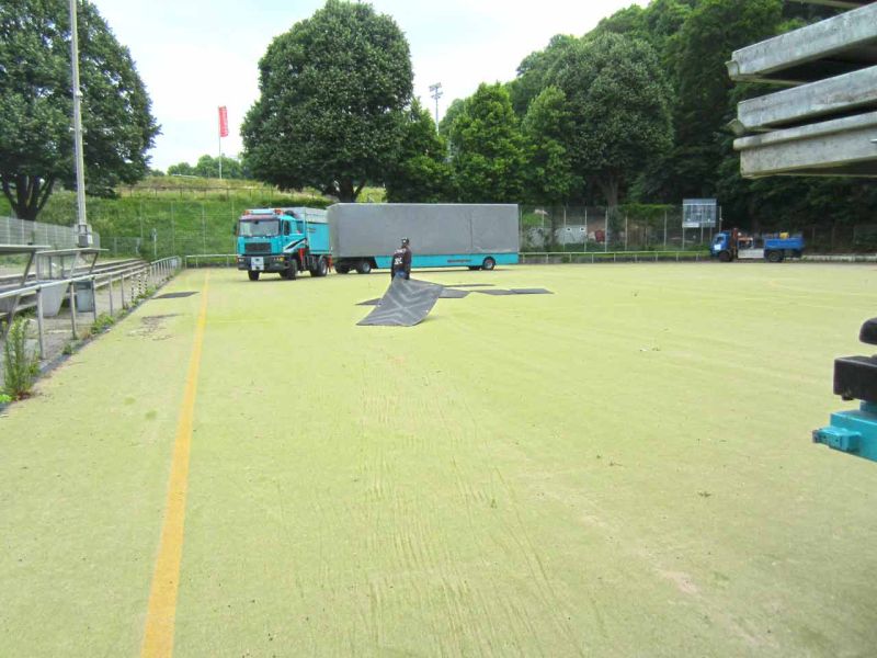 Fahrplatten zum Schutz eines Kunstrasen-Fussballplatz