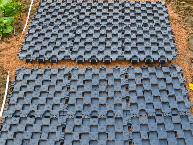 Befestigung eines steilen Weidezugang in Hanglage ohne Unterbau mit den Paddockplatten PP60