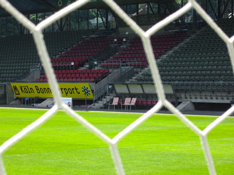 Fahrplatten zur Kampfmittelbeseitigung im Stadion in Köln