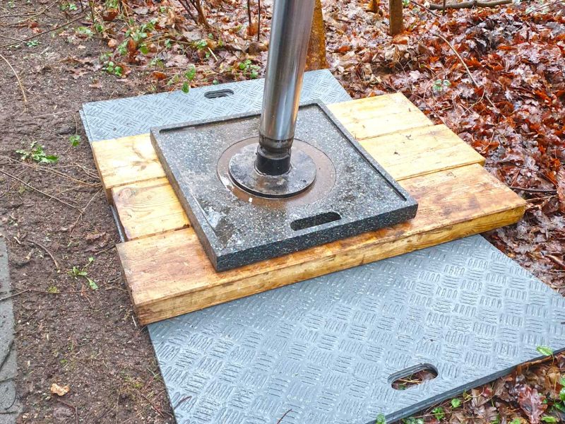 Abstützungen eines LKW-Krans auf e:tek Kunststoff-Fahrplatten zur Druckverteilung.