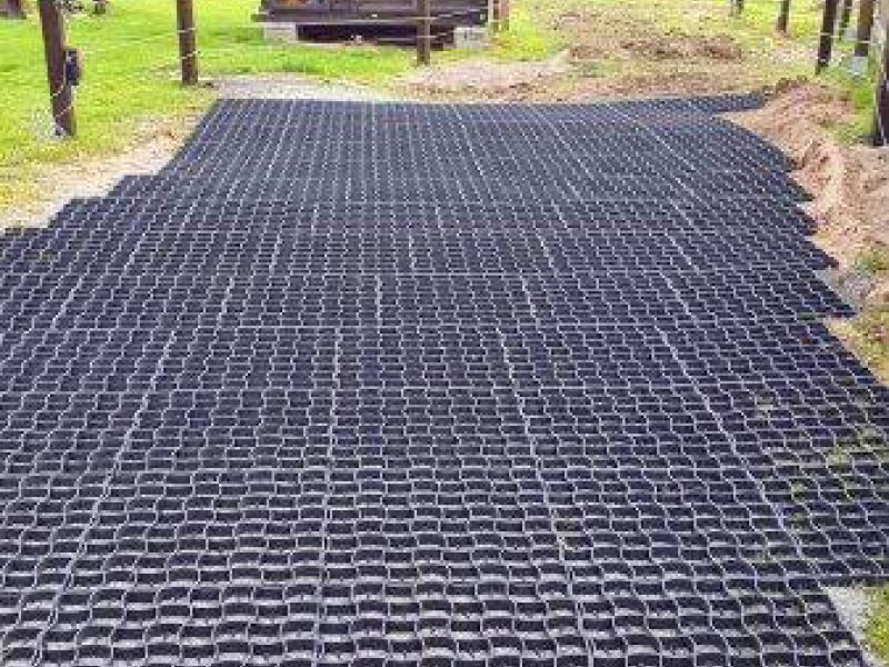 Befestigter und Matschfreier Stallauslauf für Kühe mit dem Bodengitter BG30