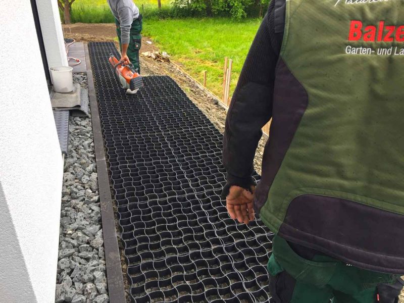 RASEN VERSTÄRKEN UND BEFAHRBAR MACHEN MIT BODENGITTER BG50 AUS KUNSTSTOFF
