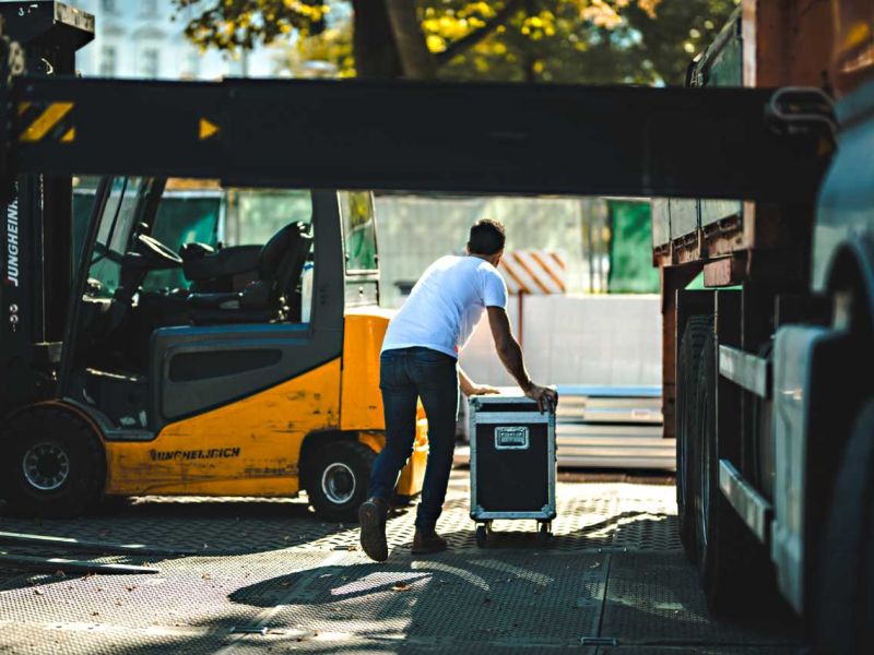 Lastverteilende Bodenschutzplatten als tragfähiger Unterboden zur Errichtung einer temporär genutzten Stahlhalle als Eventzelt