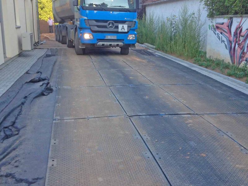 Fahrplatten als temporäre Baustraße zum Pflasterschutz