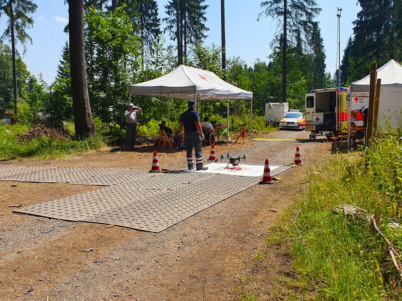 Securatek zeigt wie es geht - s:tek 48 · Hochleistungs-Bodenschutzplatte als Gehweg für eine Veranstaltung in einem Waldgebiet