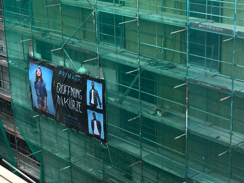 e:tek Fahrplatten aus Kunststoff zum Schutz des Boden und Parkhausboden eines im Neubau befindlichen Einkaufscenter (Shoppingmall / Arkade) in Bielefeld.