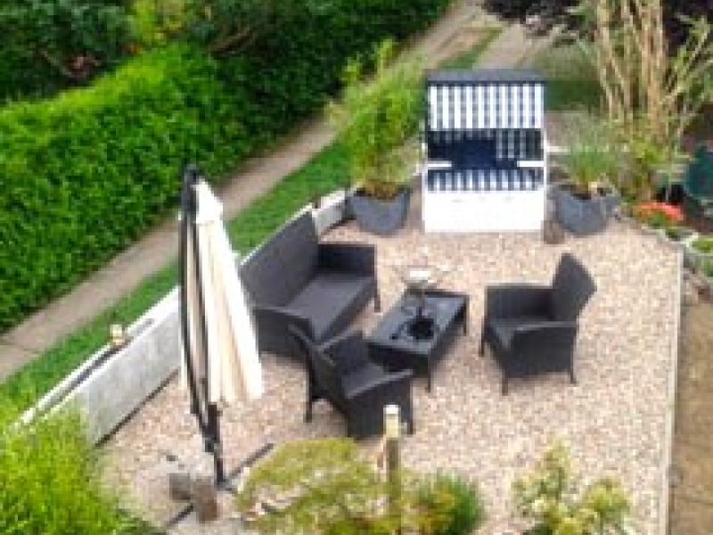 Verlegen der Kieswaben KW50 für eine neu angelegte Kies-Terrasse im Garten