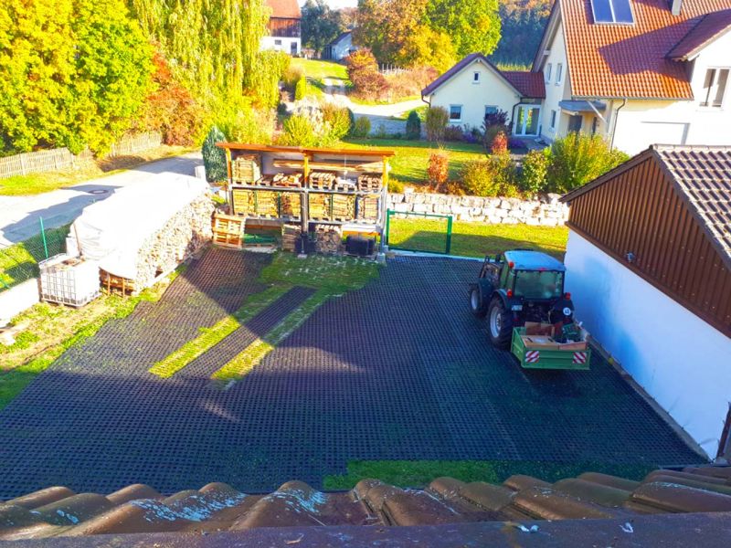 Gartenboden befestigen und befahrbar machen mit dem Rasengitterstein RGS35